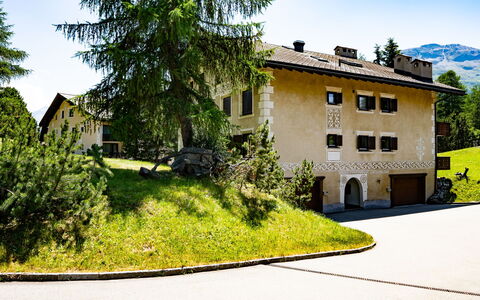 Pontresina 15: Bygning, Plante, Himmel, Vindue, Træ, Hus, Land Lot, Sommerhus, Kvarter, Vejbelægning