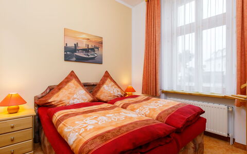 Dinse: Møbel, Ejendom, Komfort, Bygning, Træ, Vindue, Bed Frame, Textile, Indretning, Orange