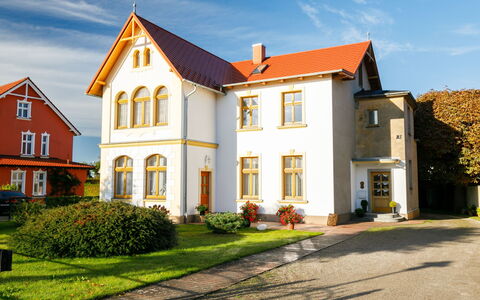 Dinse: Plante, Himmel, Bygning, Vindue, Sky, Hus, Træ, Land Lot, Boligområde