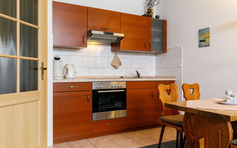 Schneider: Cabinetry, Countertop, Møbel, Håndvask, Køkken, Komfur, Bygning, Træ, Skuffe, Indretning
