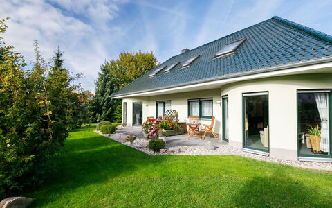 Schneider: Plante, Bygning, Himmel, Sky, Vindue, Hus, Træ, Land Lot, Sommerhus, Blomst