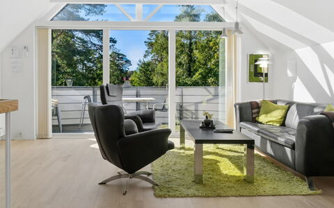 Sophy - 150M from the Sea: Møbel, Indretning, Gulvbelægning, Træ, Etage, Loft, Trægulve, Stol, Bord, Belysning