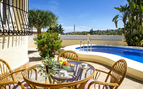 Villa Passera: Himmel, Vand, Ejendom, Møbel, Plante, Bord, Azure, Stol, Bygning, Udendørs Møbler