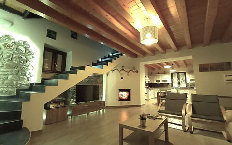 Casa Santa Venera: Bord, Træ, Indretning, Etage, Stueplante, Gulvbelægning, Hal, Bygning, Hårdttræ, Loft