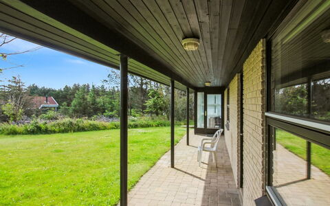 Skyler - 400M from the Sea: Lawn, Have, Veranda, Estate, Skygge, Landscaping, Stuehus, Gård, Design, Sidespor