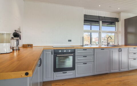 Skyler - 400M from the Sea: Gulvbelægning, Køkken, Cabinetry, Træ, Countertop, Indretning, Køkken Apparat, Etage, Skuffe, Møbel