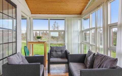 Skyler - 400M from the Sea: Møbel, Træ, Indretning, Gulvbelægning, Etage, Loft, Veranda, Stol, Hjem, Couch