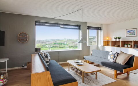 Skyler - 400M from the Sea: Møbel, Indretning, Gulvbelægning, Couch, Etage, Stue, Loft, Værelse, Belysning, Hjem
