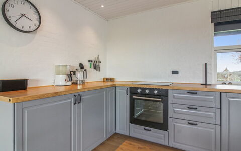 Skyler - 400M from the Sea: Gulvbelægning, Cabinetry, Træ, Køkken, Countertop, Indretning, Etage, Køkken Apparat, Skuffe, Møbel