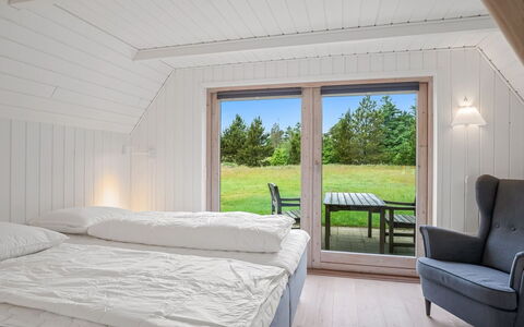 Gorjan - 1.2Km from the Sea: Træ, Loft, Soveværelse, Hjem, Indretning, Gulvbelægning, Etage, Seng, Møbel, Hårdttræ