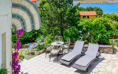 Crikvenica Jadranovo 180: Plante, Ejendom, Himmel, Blomst, Bygning, Udendørs Møbler, Arkitektur, Stol, Skygge, Sky