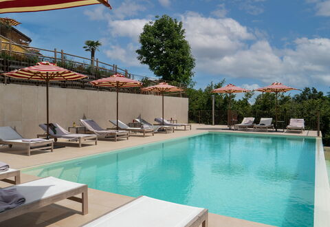 Casa Gallo - Roero - Langhe, Piemonte: Vand, Himmel, Sky, Ejendom, Svømmepøl, Plante, Flag, Træ, Skygge, Udendørs Møbler
