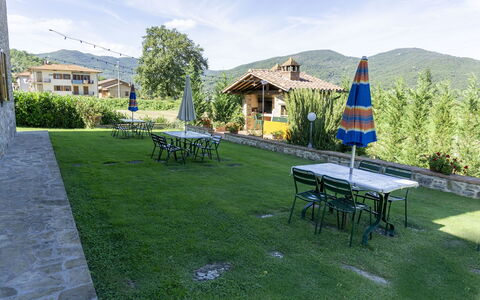 Villa Niccone: Plante, Himmel, Sky, Ejendom, Bord, Møbel, Natur, Udendørs Bord, Træ, Udendørs Møbler