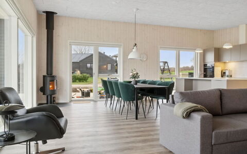 Harrieth - 300M from the Sea: Gulvbelægning, Træ, Møbel, Indretning, Etage, Loft, Trægulve, Hjem, Stue, Stol