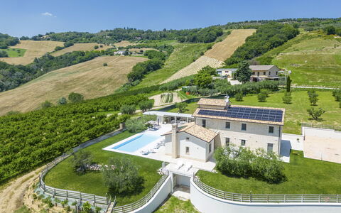 Villa Aso: Plante, Himmel, Ejendom, Hældning, Land Lot, Bygning, Træ, Urban Design, Græs, Landskab