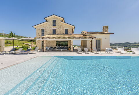 Villa Aso: Himmel, Ejendom, Vand, Azure, Arkitektur, Fritid, Træ, Plante, Hus, Landskab