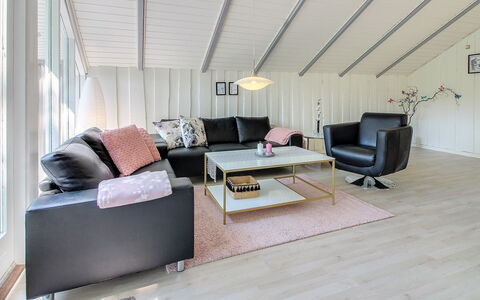 Arnsten: Couch, Indretning, Træ, Gulvbelægning, Møbel, Stue, Etage, Loft, Hjem, Trægulve