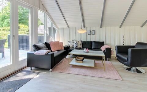 Arnsten: Couch, Indretning, Træ, Møbel, Stue, Gulvbelægning, Loft, Trægulve, Etage