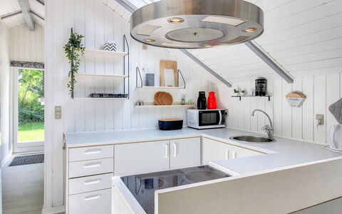 Arnsten: Køkken, Indretning, Gulvbelægning, Træ, Loft, Countertop, Lysarmatur, Køkken Apparat, Etage, Cabinetry
