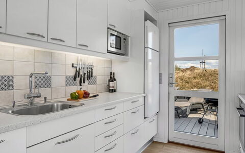Nashota - 700M from the Sea: Køkken, Køkken Apparat, Større Bandage, Countertop, Træ, Gulvbelægning, Cabinetry, Indretning, Husholdningsapparat, Etage