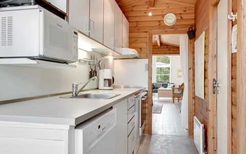 Florense - 2.5Km from the Sea: Træ, Køkken, Countertop, Gulvbelægning, Køkken Apparat, Møbel, Større Bandage, Indretning, Cabinetry, Sanitærarmatur