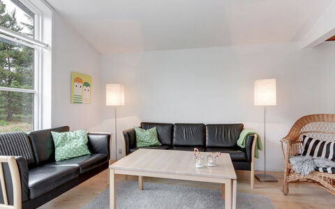 Florense - 2.5Km from the Sea: Møbel, Indretning, Gulvbelægning, Couch, Etage, Træ, Stue, Værelse, Hjem, Bord
