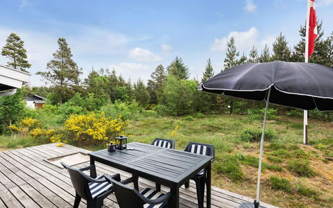 Florense - 2.5Km from the Sea: Udendørs Møbler, Møbel, Udendørs Bord, Bord, Land Lot, Skygge, Stol, Have, Paraply, Gård