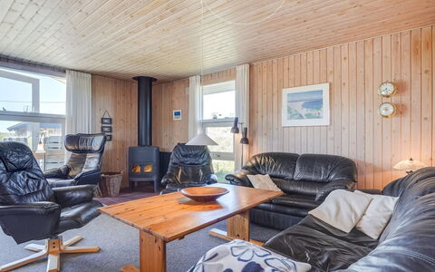 Kirsten - 800M from the Sea: Træ, Loft, Møbel, Hjem, Dør, Hårdttræ, Værelse, Stue, Lejlighed, Stol