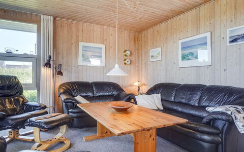 Kirsten - 800M from the Sea: Møbel, Træ, Loft, Indretning, Stue, Etage, Hjem, Gulvbelægning, Værelse, Couch