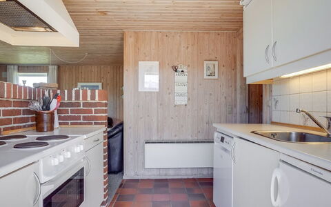 Kirsten - 800M from the Sea: Væg, Træ, Gulvbelægning, Loft, Etage, Køkken, Indretning, Countertop, Møbel, Cabinetry