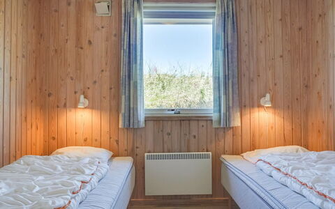 Kirsten - 800M from the Sea: Træ, Soveværelse, Seng, Etage, Sengetøj, Sengetøj, Bed Frame, Loft, Hårdttræ, Bejdse