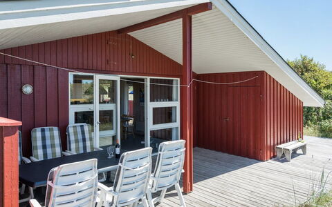 Kirsten - 800M from the Sea: Skygge, Dæk, Sommerhus, Veranda, Hårdttræ, Udendørs Møbler, Planke, Stol, Bejdse, Gård