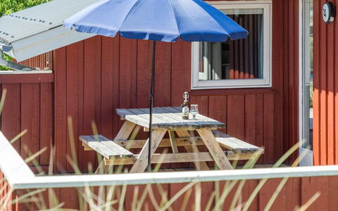Kirsten - 800M from the Sea: Træ, Udendørs Møbler, Bejdse, Skygge, Hårdttræ, Sidespor, Stol, Veranda, Udendørs Bord, Sommerhus