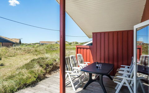 Kirsten - 800M from the Sea: Træ, Dør, Skygge, Sommerhus, Hårdttræ, Veranda, Bejdse, Planke, Stol, Dagslys