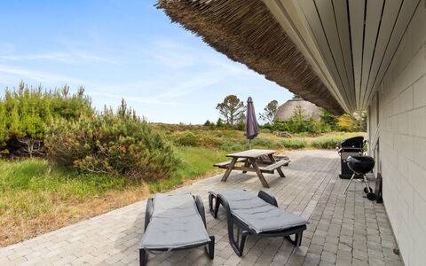 Andrine - 700M from the Sea: Møbel, Indretning, Gulvbelægning, Træ, Etage, Loft, Trægulve, Stol, Bord, Belysning
