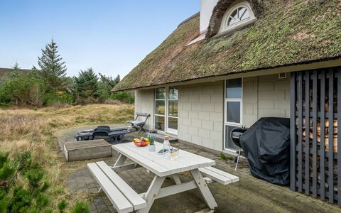 Andrine - 700M from the Sea: Møbel, Indretning, Gulvbelægning, Træ, Etage, Loft, Trægulve, Stol, Bord, Belysning
