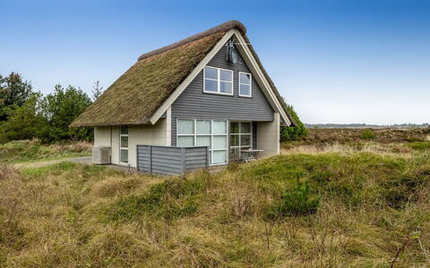 Andrine - 700M from the Sea: Møbel, Indretning, Gulvbelægning, Træ, Etage, Loft, Trægulve, Stol, Bord, Belysning