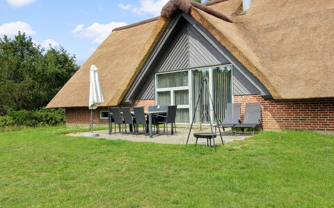 Tabithe - 2.2Km from the Sea: Hjem, Tag, Hus, Sommerhus, Estate, Dør, Veranda, Sidespor, Stuehus, Skygge