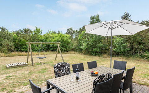 Tabithe - 2.2Km from the Sea: Hjem, Tag, Hus, Sommerhus, Estate, Dør, Veranda, Sidespor, Stuehus, Skygge