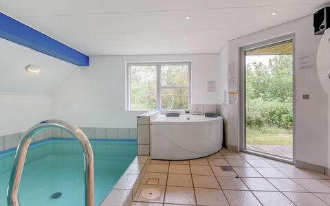 Tabithe - 2.2Km from the Sea: Hjem, Tag, Hus, Sommerhus, Estate, Dør, Veranda, Sidespor, Stuehus, Skygge