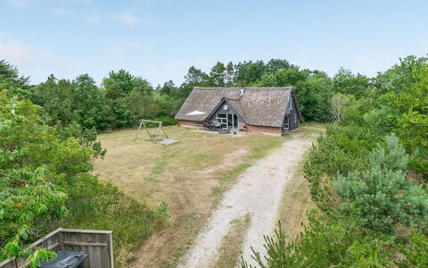Tabithe - 2.2Km from the Sea: Hjem, Tag, Hus, Sommerhus, Estate, Dør, Veranda, Sidespor, Stuehus, Skygge