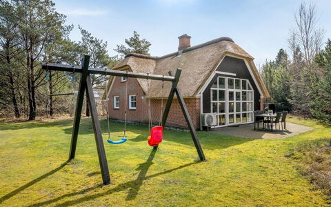 Hunno - 3Km from the Sea: Møbel, Træ, Indretning, Gulvbelægning, Etage, Stol, Værelse, Loft, Stue, Lejlighed