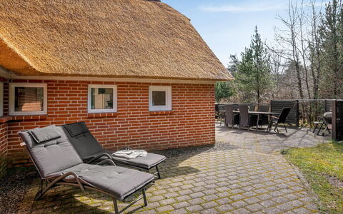 Hunno - 3Km from the Sea: Møbel, Træ, Indretning, Gulvbelægning, Etage, Stol, Værelse, Loft, Stue, Lejlighed