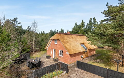 Hunno - 3Km from the Sea: Møbel, Træ, Indretning, Gulvbelægning, Etage, Stol, Værelse, Loft, Stue, Lejlighed