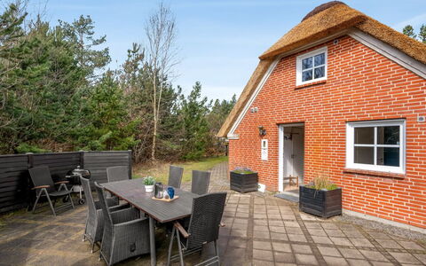 Hunno - 3Km from the Sea: Møbel, Træ, Indretning, Gulvbelægning, Etage, Stol, Værelse, Loft, Stue, Lejlighed