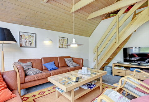 Hunno - 3Km from the Sea: Træ, Indretning, Loft, Gulvbelægning, Møbel, Værelse, Etage, Couch, Stue, Attic
