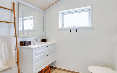 Aleko - 2.5Km from the Sea: Gulvbelægning, Etage, Træ, Sanitærarmatur, Indretning, Badeværelsesskab, Tap, Vvs, Håndvask, Badeværelse