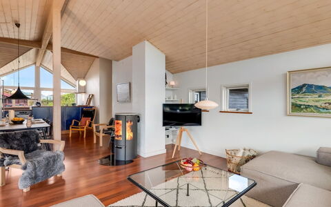Thrugils - 500M from the Sea: Indretning, Møbel, Gulvbelægning, Loft, Etage, Træ, Stue, Couch, Værelse, Lysarmatur