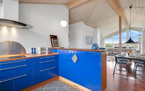 Thrugils - 500M from the Sea: Indretning, Gulvbelægning, Loft, Træ, Etage, Lysarmatur, Møbel, Belysning, Køkken, Countertop