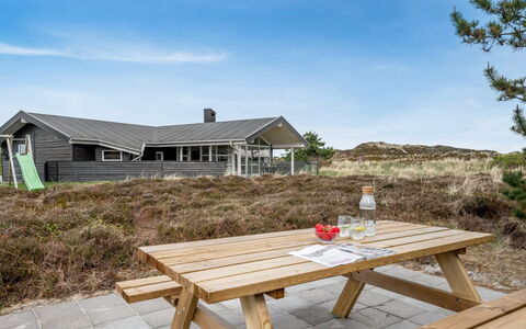 Thrugils - 500M from the Sea: Træ, Tag, Hjem, Sommerhus, Sidespor, Skygge, Dæk, Planke, Hårdttræ, Veranda